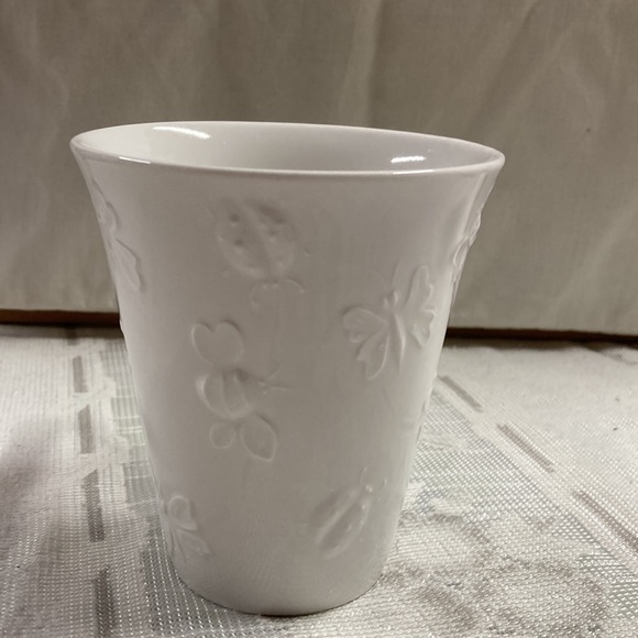 Farberware Vintage Rare Hug a Bug Pattern White Beautiful Embossed Mug Cup 12oz - Picture 3 of 6